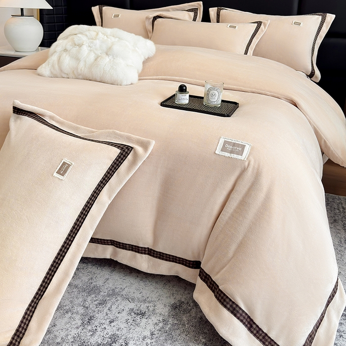 91家纺网 家纺一手货源 找家纺 金喜 2025新款230克全消光牛奶四件套雕花绒四件套宽边圆角织带工艺款四件套-卡夫 卡夫-香槟