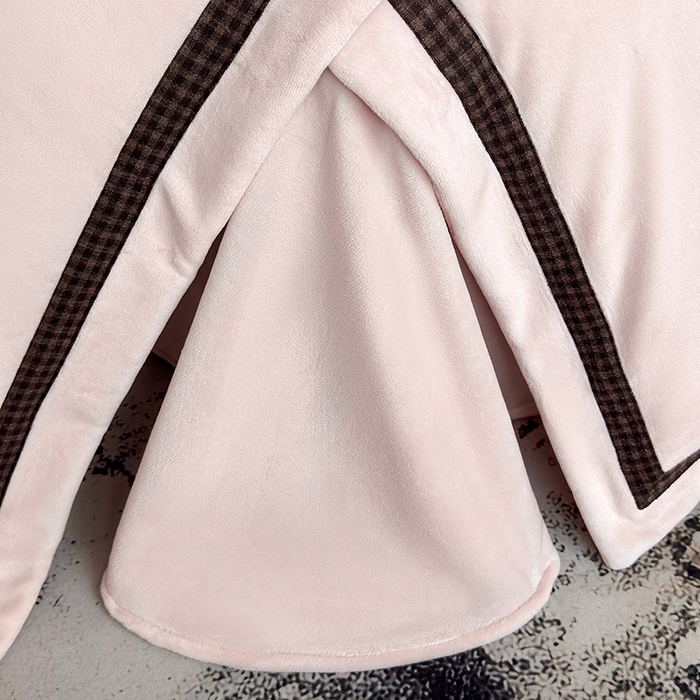 91家纺网 家纺一手货源 找家纺 金喜 2025新款230克全消光牛奶四件套雕花绒四件套宽边圆角织带工艺款四件套-卡夫 卡夫-柔粉