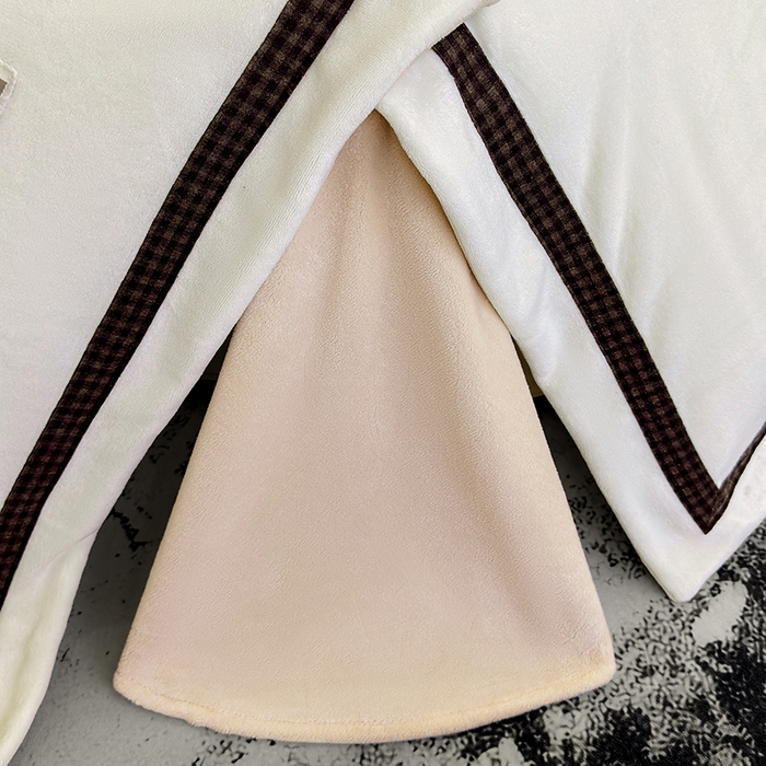 91家纺网 家纺一手货源 找家纺 金喜 2025新款230克全消光牛奶四件套雕花绒四件套宽边圆角织带工艺款四件套-卡夫 卡夫-暖白