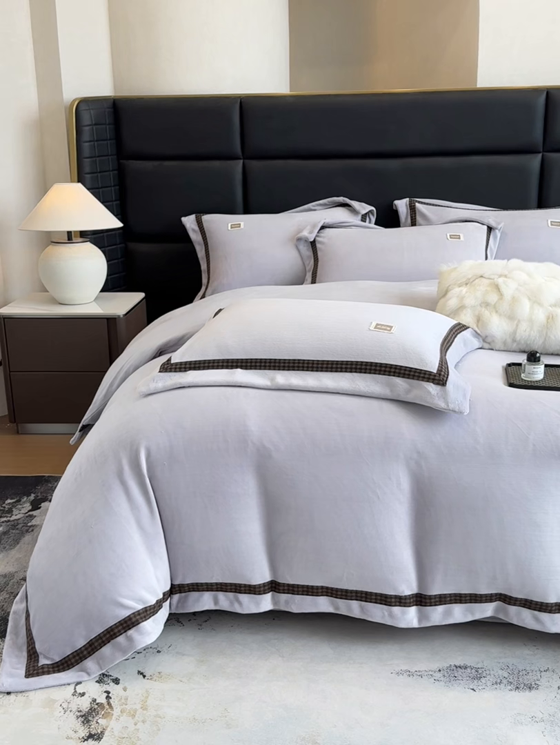 91家纺网 家纺一手货源 找家纺 金喜 2025新款230克全消光牛奶四件套雕花绒四件套宽边圆角织带工艺款四件套-卡夫 卡夫-魅紫