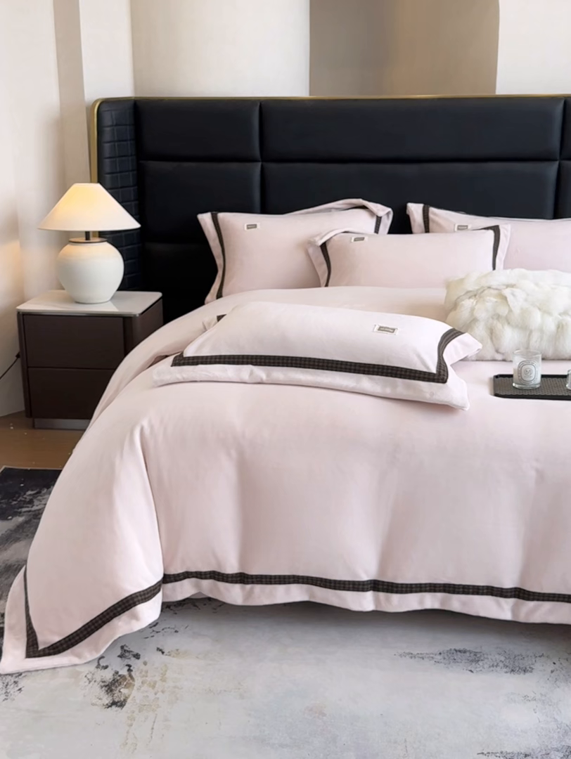 91家纺网 家纺一手货源 找家纺 金喜 2025新款230克全消光牛奶四件套雕花绒四件套宽边圆角织带工艺款四件套-卡夫 卡夫-柔粉