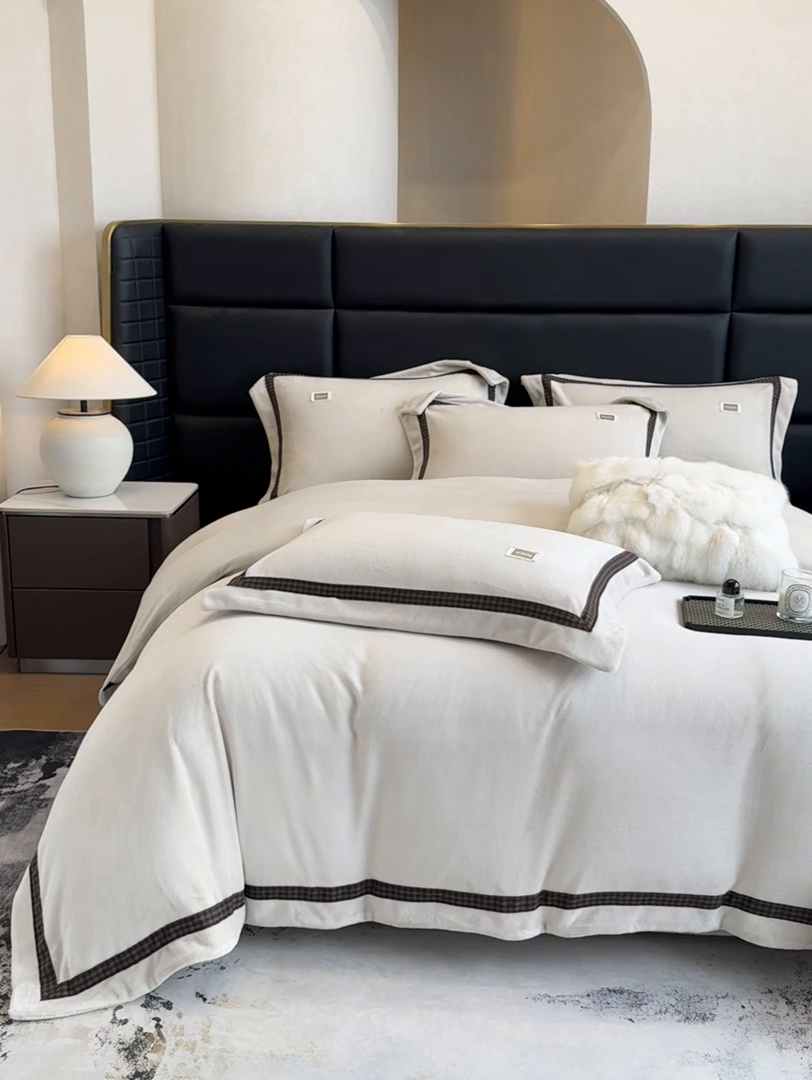 91家纺网 家纺一手货源 找家纺 （总）金喜 2025新款230克全消光牛奶四件套雕花绒四件套宽边圆角织带工艺款四件套-卡夫