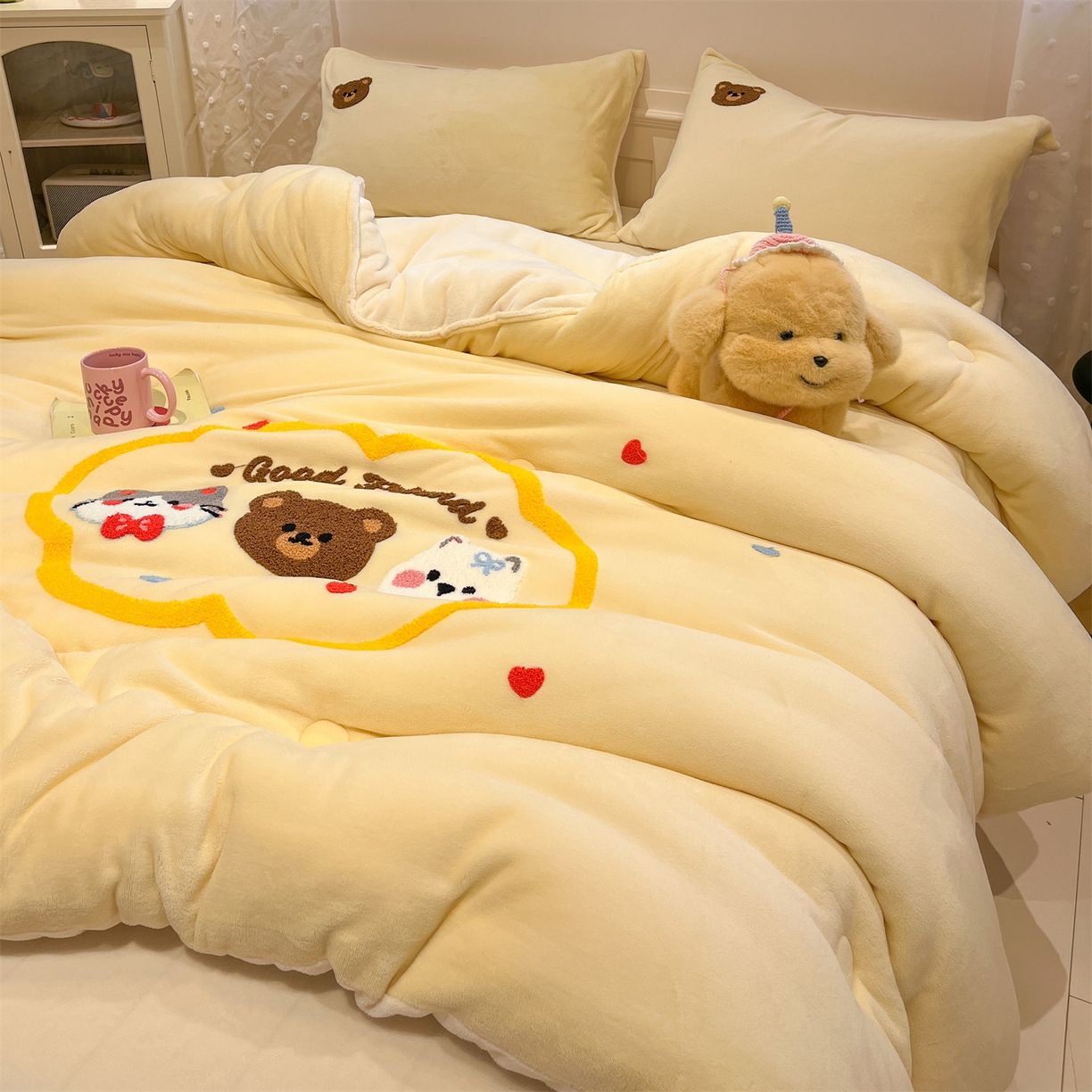 91家纺网 家纺一手货源 找家纺 优迈 2025新品牛奶绒毛巾绣冬被 被子被芯 冬被-萌宠奶油