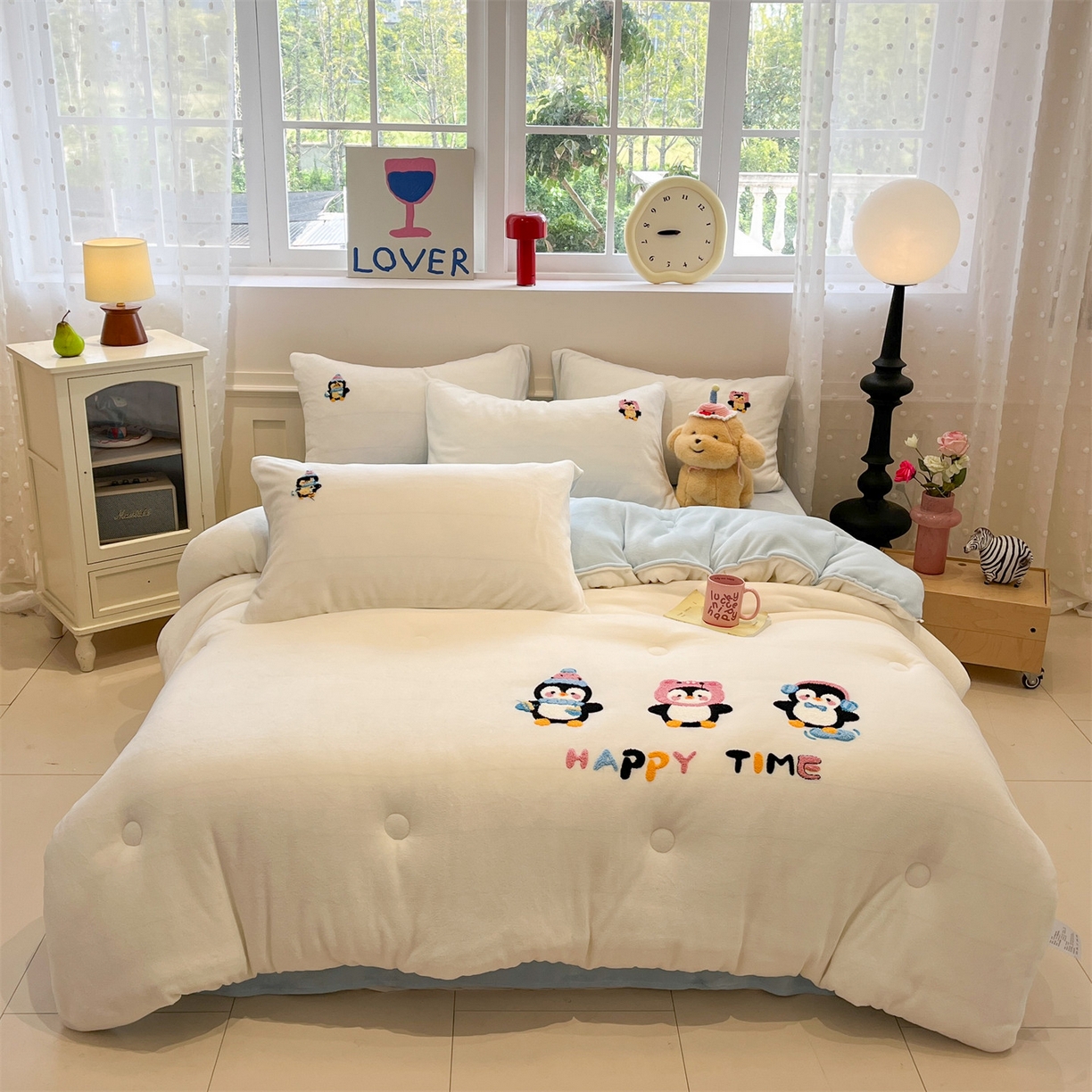 91家纺网 家纺一手货源 找家纺 优迈 2025新品牛奶绒毛巾绣冬被 被子被芯 冬被-企鹅伙伴