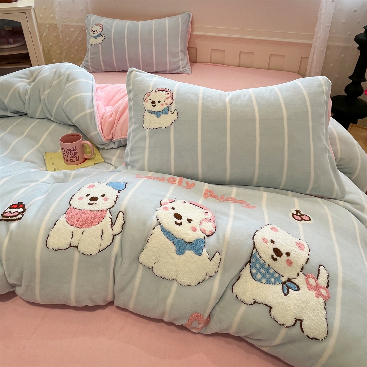 91家纺网 家纺一手货源 找家纺 优迈 2025新品牛奶绒毛巾绣冬被 被子被芯 冬被-萌汪乐园