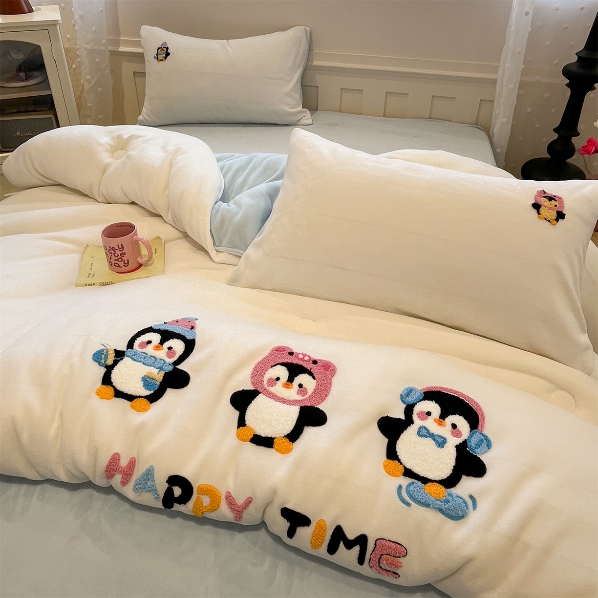 91家纺网 家纺一手货源 找家纺 优迈 2025新品牛奶绒毛巾绣冬被 被子被芯 冬被-企鹅伙伴