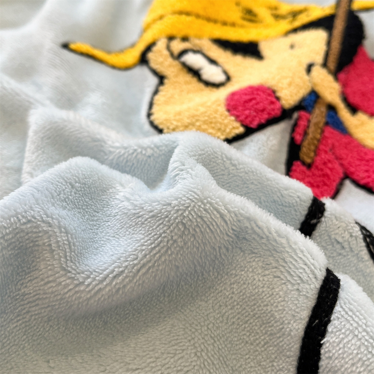 91家纺网 家纺一手货源 找家纺 优迈 2025新品牛奶绒毛巾绣冬被 被子被芯 冬被-春日漫游