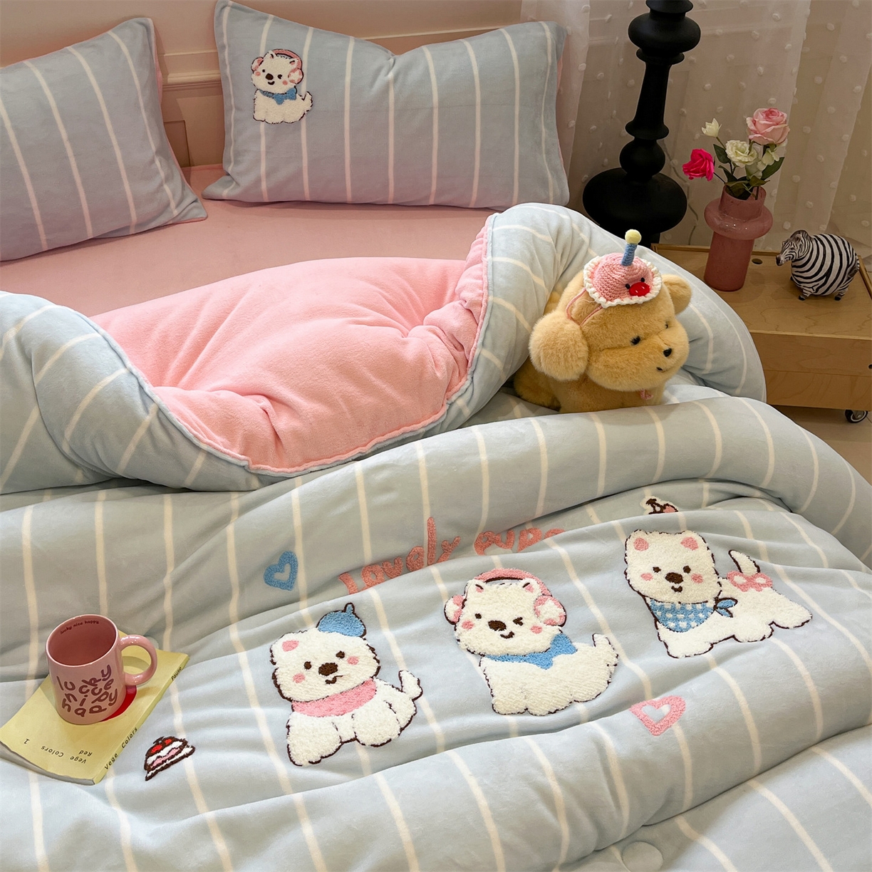 91家纺网 家纺一手货源 找家纺 优迈 2025新品牛奶绒毛巾绣冬被 被子被芯 冬被-萌汪乐园