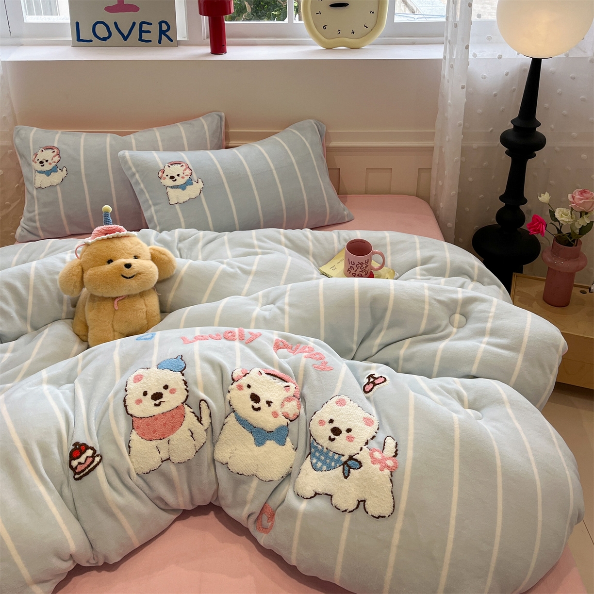 91家纺网 家纺一手货源 找家纺 优迈 2025新品牛奶绒毛巾绣冬被 被子被芯 冬被-萌汪乐园