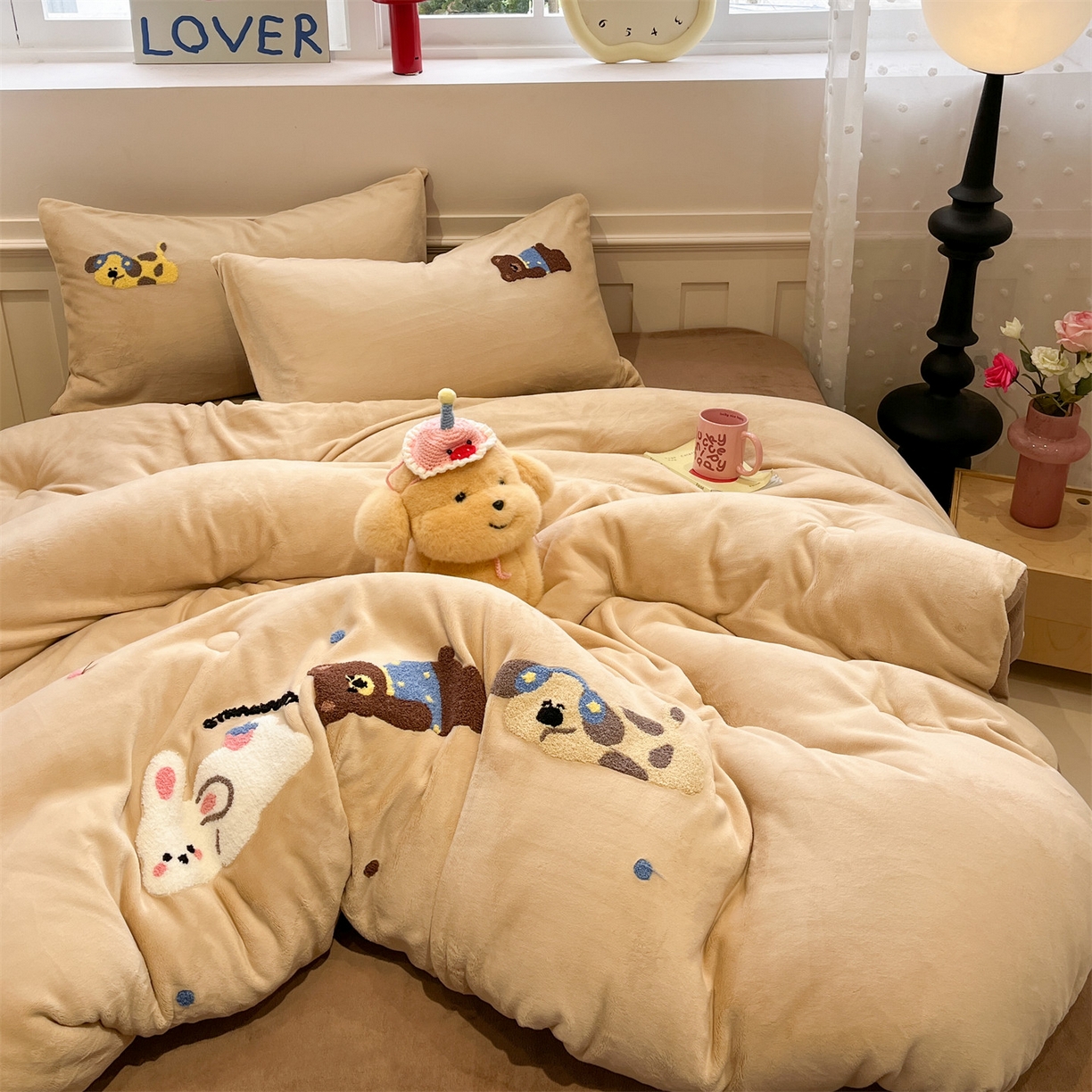 91家纺网 家纺一手货源 找家纺 优迈 2025新品牛奶绒毛巾绣冬被 被子被芯 冬被-森林派对