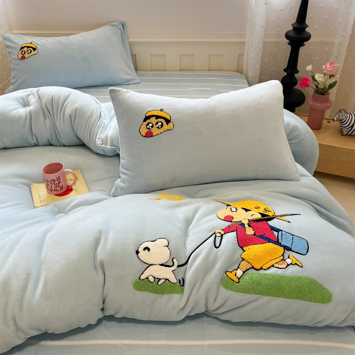 91家纺网 家纺一手货源 找家纺 优迈 2025新品牛奶绒毛巾绣冬被 被子被芯 冬被-春日漫游