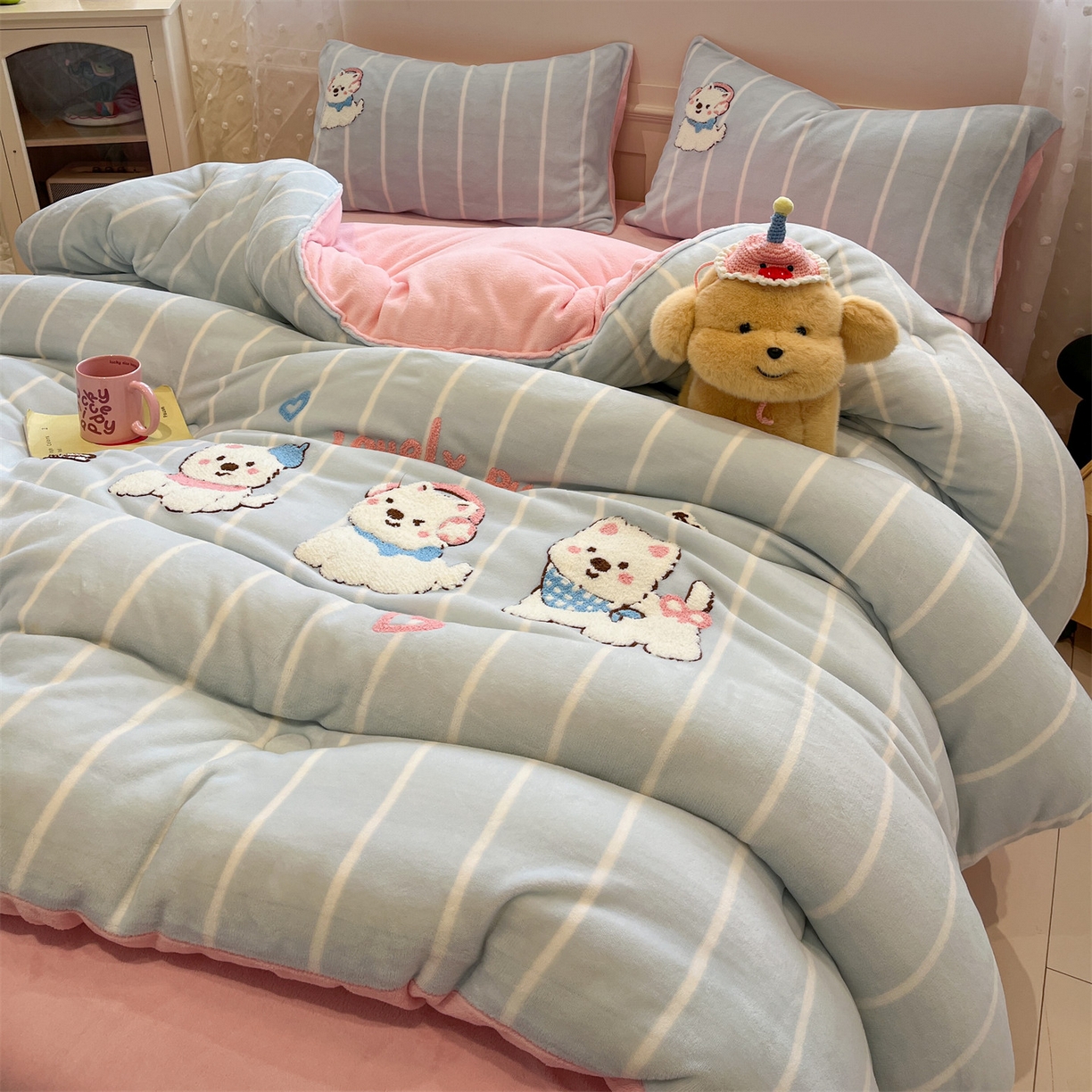 91家纺网 家纺一手货源 找家纺 优迈 2025新品牛奶绒毛巾绣冬被 被子被芯 冬被-萌汪乐园