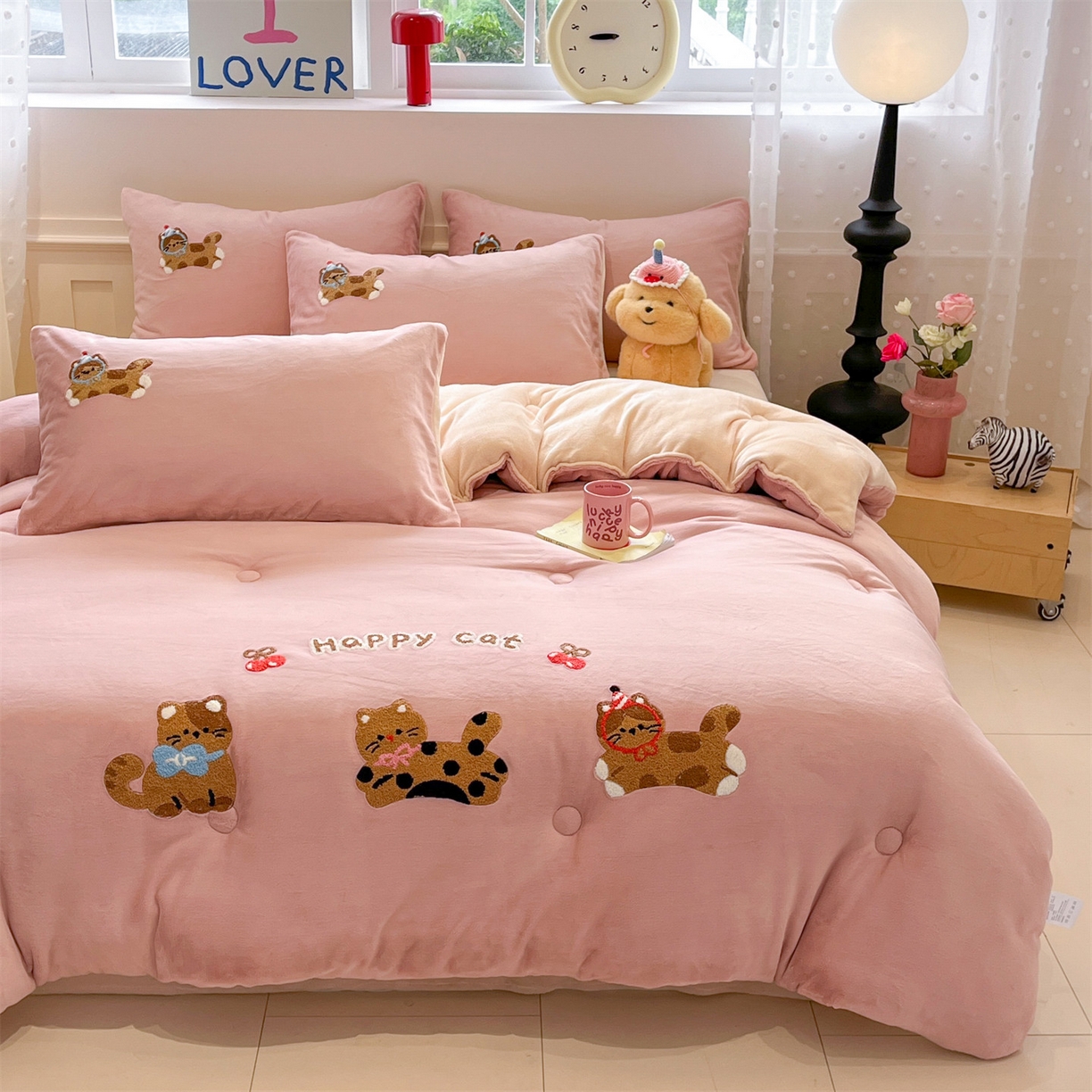 91家纺网 家纺一手货源 找家纺 优迈 2025新品牛奶绒毛巾绣冬被 被子被芯 冬被-粉糯猫咪