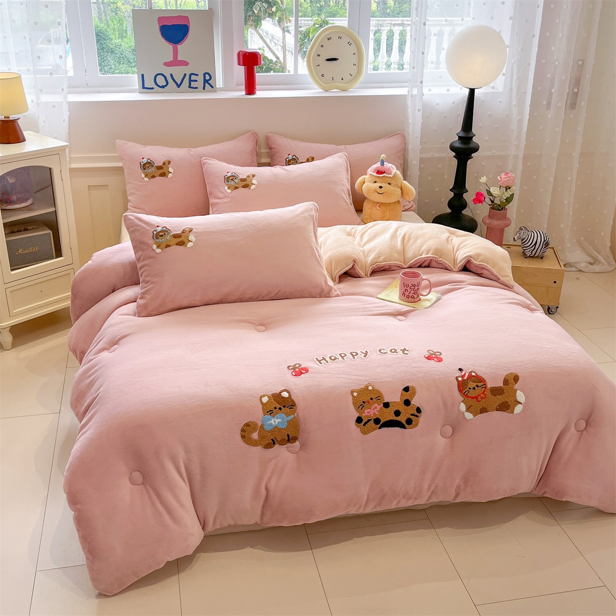 91家纺网 家纺一手货源 找家纺 优迈 2025新品牛奶绒毛巾绣冬被 被子被芯 冬被-粉糯猫咪