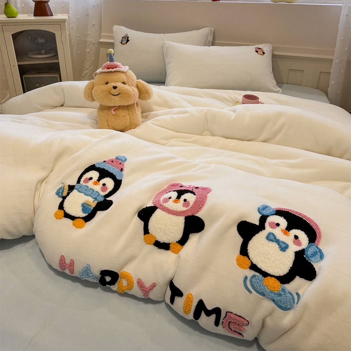 91家纺网 家纺一手货源 找家纺 优迈 2025新品牛奶绒毛巾绣冬被 被子被芯 冬被-企鹅伙伴