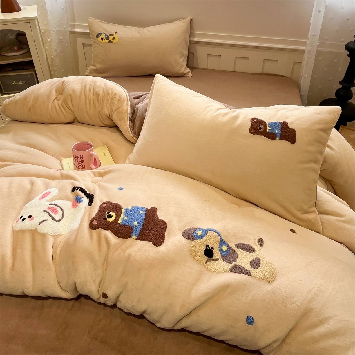 91家纺网 家纺一手货源 找家纺 优迈 2025新品牛奶绒毛巾绣冬被 被子被芯 冬被-森林派对