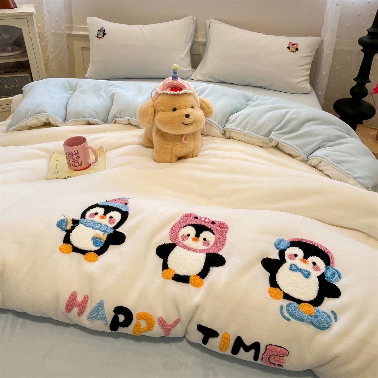 91家纺网 家纺一手货源 找家纺 优迈 2025新品牛奶绒毛巾绣冬被 被子被芯 冬被-企鹅伙伴