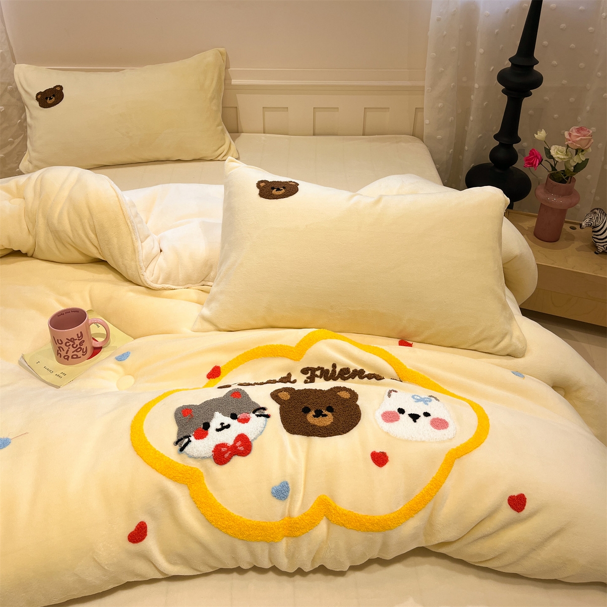 91家纺网 家纺一手货源 找家纺 优迈 2025新品牛奶绒毛巾绣冬被 被子被芯 冬被-萌宠奶油