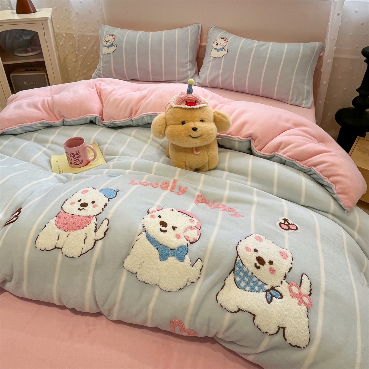 91家纺网 家纺一手货源 找家纺 优迈 2025新品牛奶绒毛巾绣冬被 被子被芯 冬被-萌汪乐园