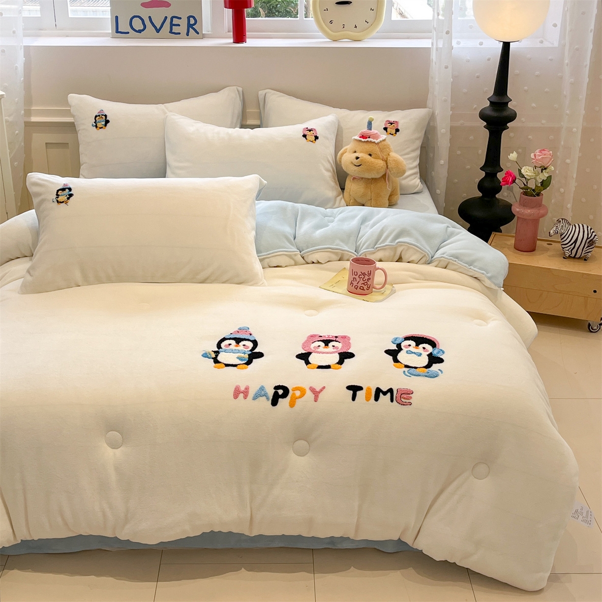 91家纺网 家纺一手货源 找家纺 优迈 2025新品牛奶绒毛巾绣冬被 被子被芯 冬被-企鹅伙伴