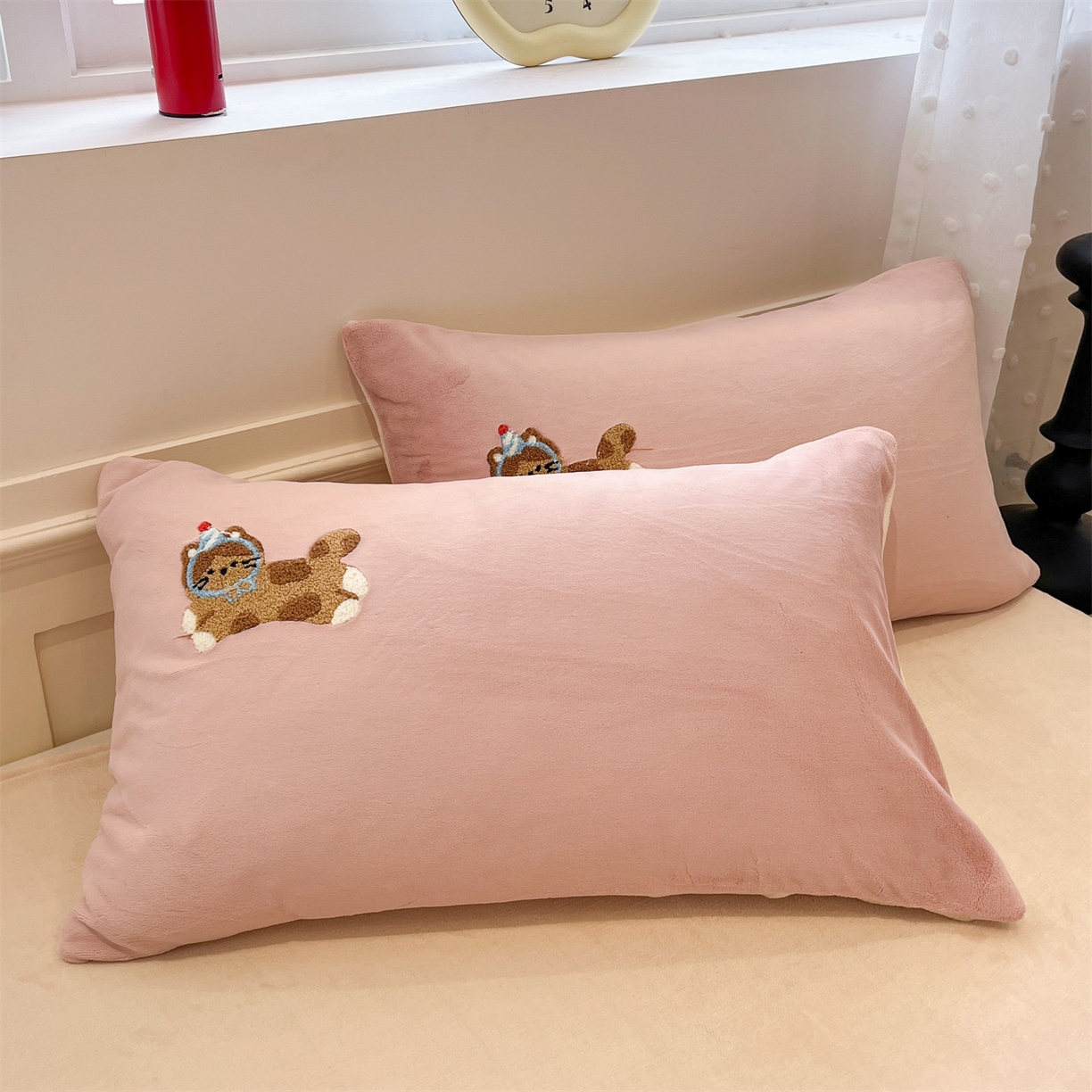 91家纺网 家纺一手货源 找家纺 优迈 2025新品牛奶绒毛巾绣冬被 被子被芯 冬被-粉糯猫咪