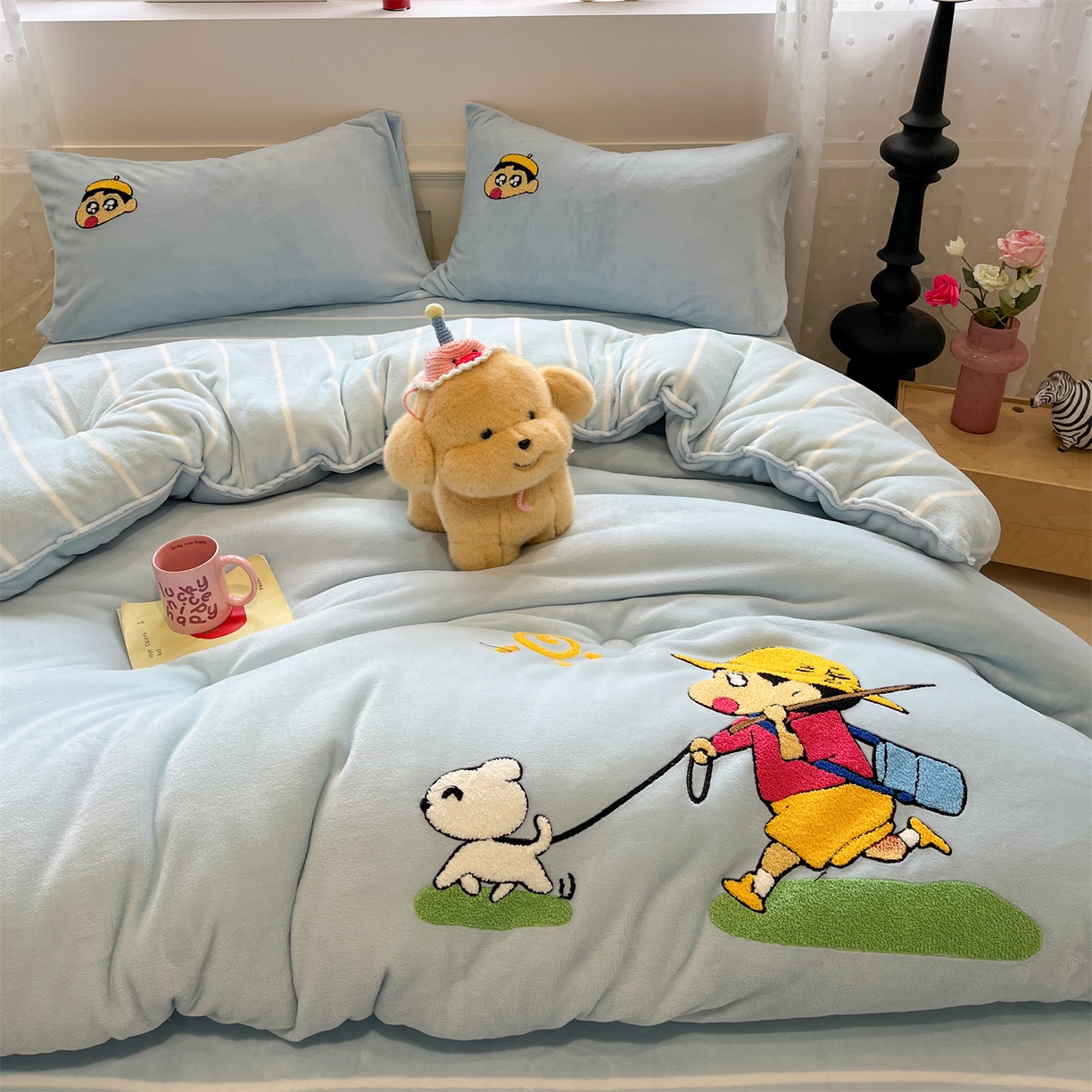 91家纺网 家纺一手货源 找家纺 优迈 2025新品牛奶绒毛巾绣冬被 被子被芯 冬被-春日漫游