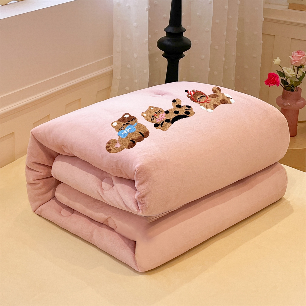 91家纺网 家纺一手货源 找家纺 优迈 2025新品牛奶绒毛巾绣冬被 被子被芯 冬被-粉糯猫咪