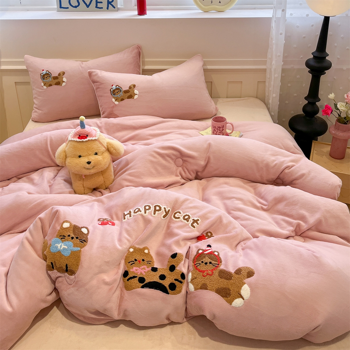 91家纺网 家纺一手货源 找家纺 优迈 2025新品牛奶绒毛巾绣冬被 被子被芯 冬被-粉糯猫咪