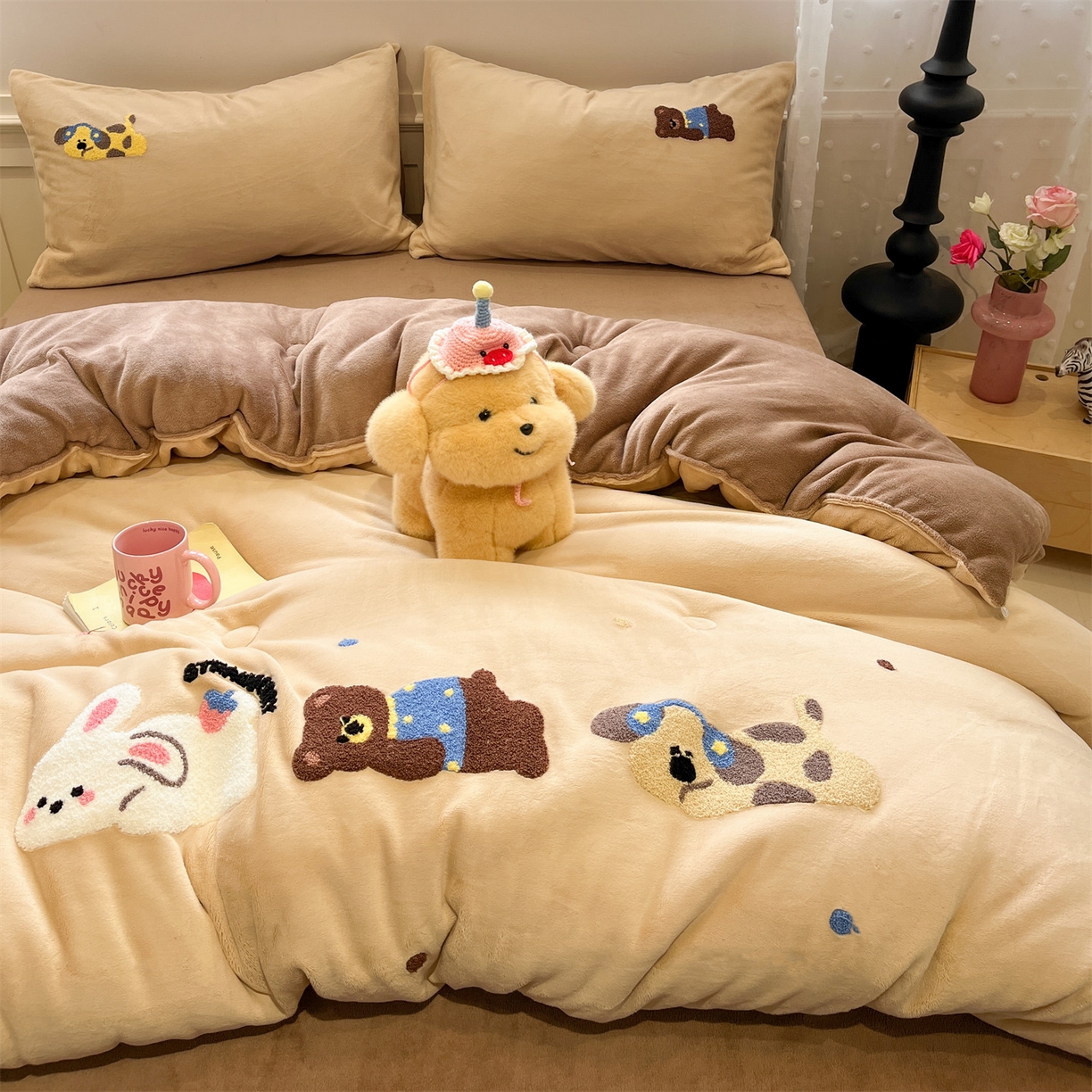 91家纺网 家纺一手货源 找家纺 优迈 2025新品牛奶绒毛巾绣冬被 被子被芯 冬被-森林派对