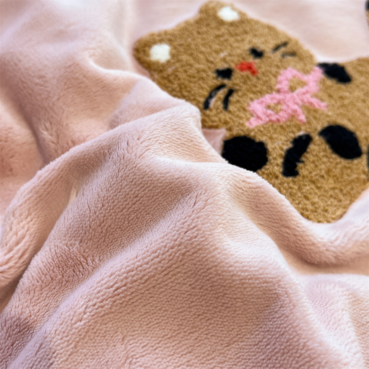 91家纺网 家纺一手货源 找家纺 优迈 2025新品牛奶绒毛巾绣冬被 被子被芯 冬被-粉糯猫咪