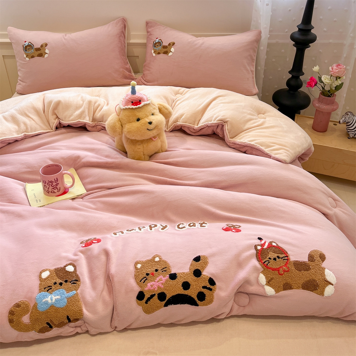 91家纺网 家纺一手货源 找家纺 优迈 2025新品牛奶绒毛巾绣冬被 被子被芯 冬被-粉糯猫咪