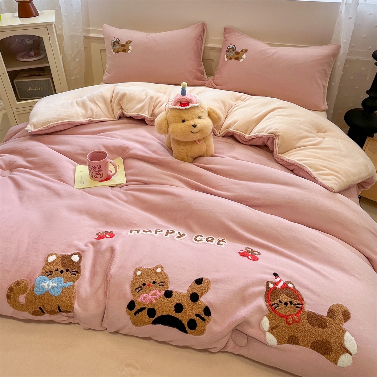 91家纺网 家纺一手货源 找家纺 优迈 2025新品牛奶绒毛巾绣冬被 被子被芯 冬被-粉糯猫咪