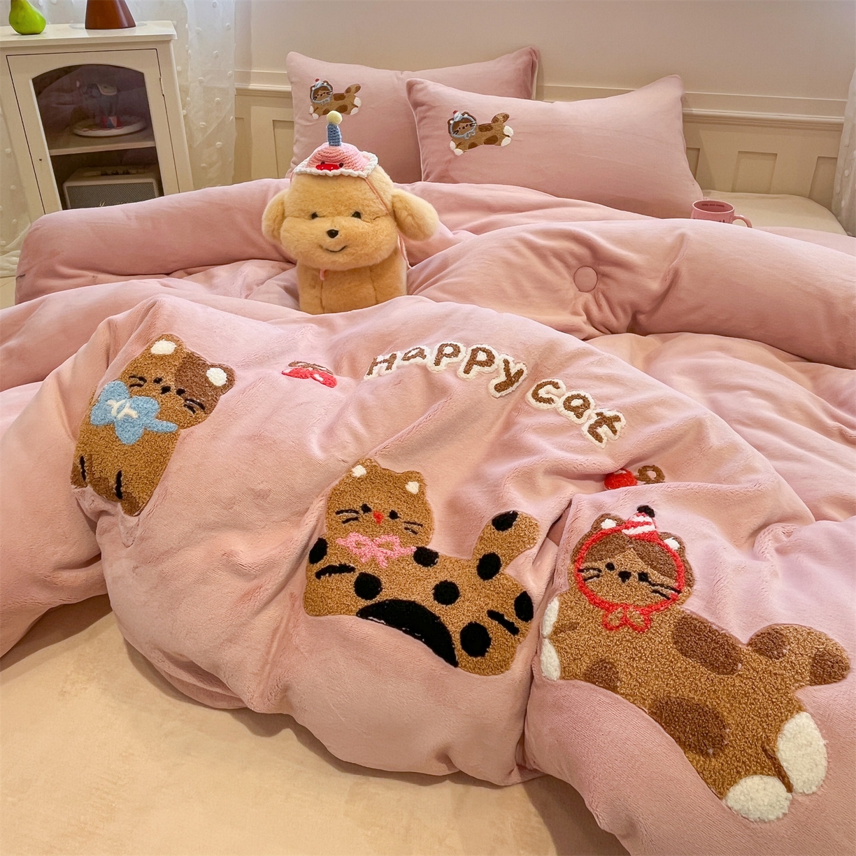 91家纺网 家纺一手货源 找家纺 优迈 2025新品牛奶绒毛巾绣冬被 被子被芯 冬被-粉糯猫咪