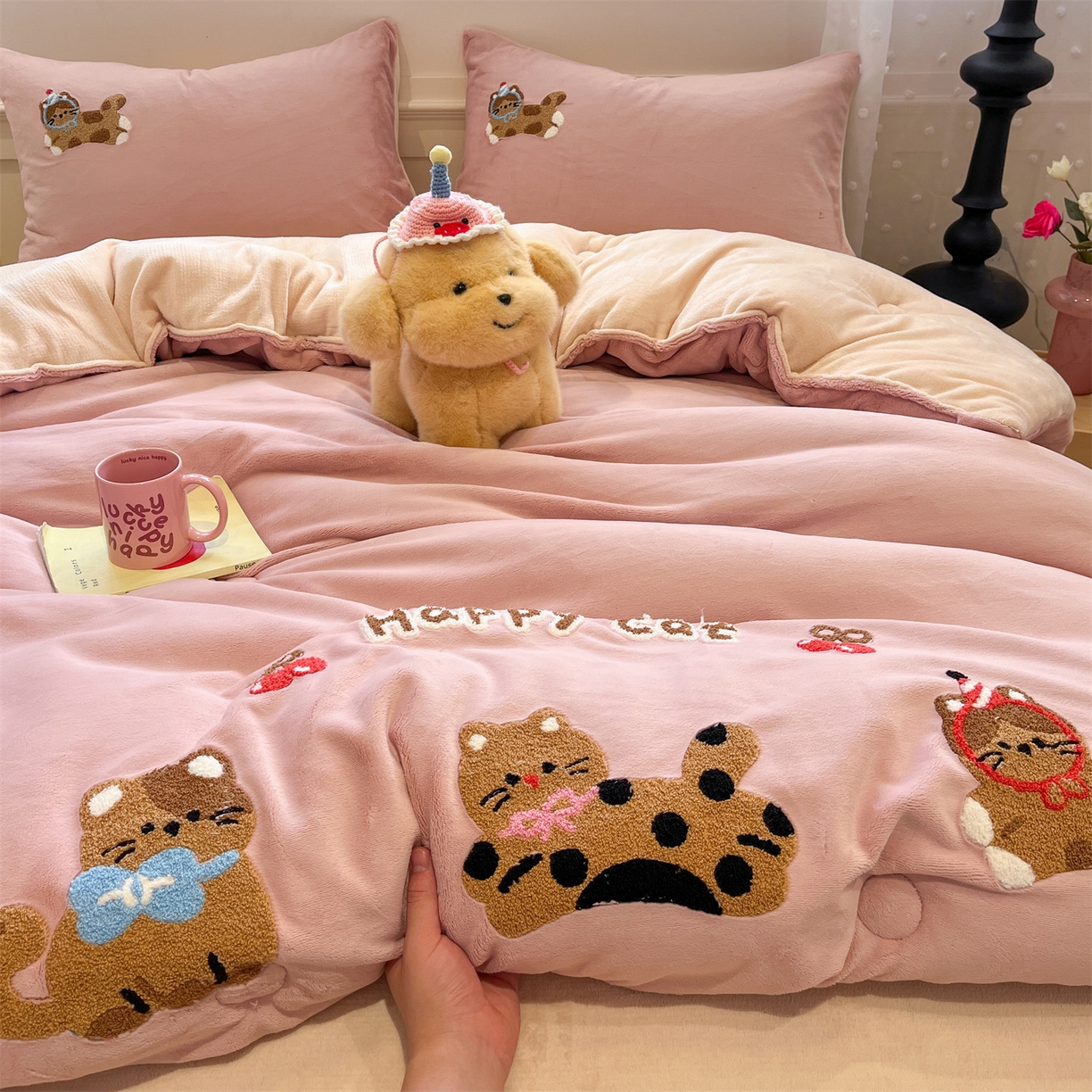 优迈 2025新品牛奶绒毛巾绣冬被 被子被芯 冬被-粉糯猫咪