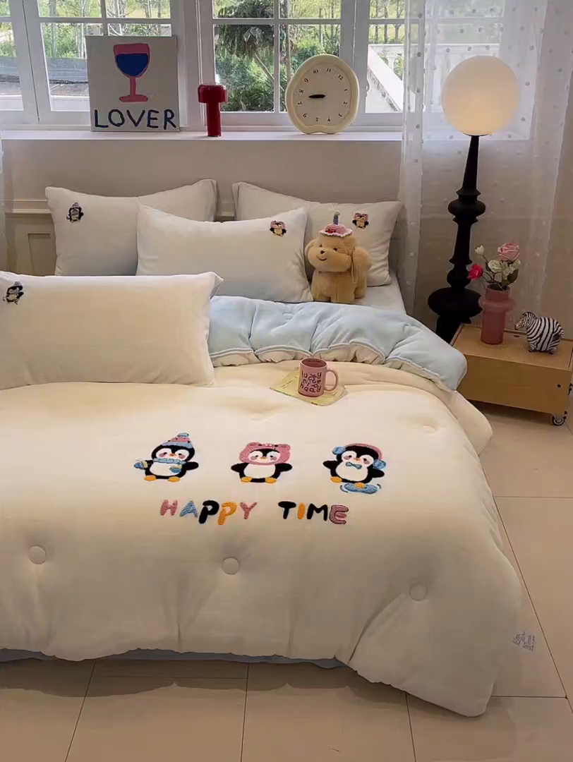 91家纺网 家纺一手货源 找家纺 优迈 2025新品牛奶绒毛巾绣冬被 被子被芯 冬被-企鹅伙伴