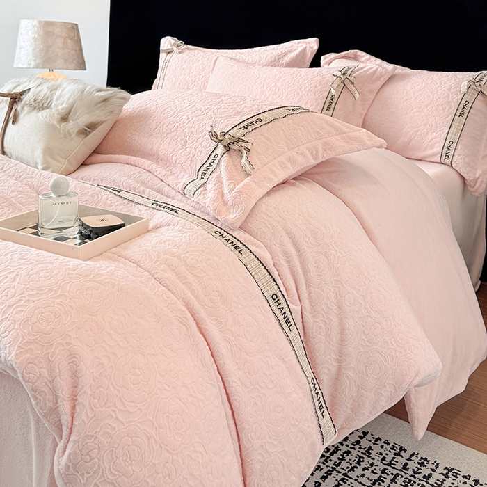 91家纺网 家纺一手货源 找家纺 金喜 2025新款230克全消光雕花绒四件套牛奶绒四件套-山茶花影 山茶花影-奶杏粉