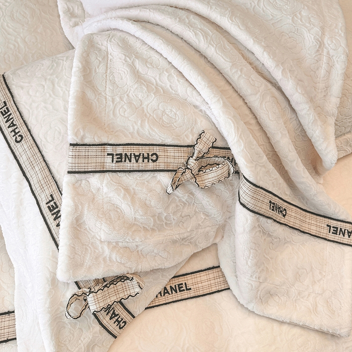 91家纺网 家纺一手货源 找家纺 （总）金喜 2025新款230克全消光雕花绒四件套牛奶绒四件套-山茶花影