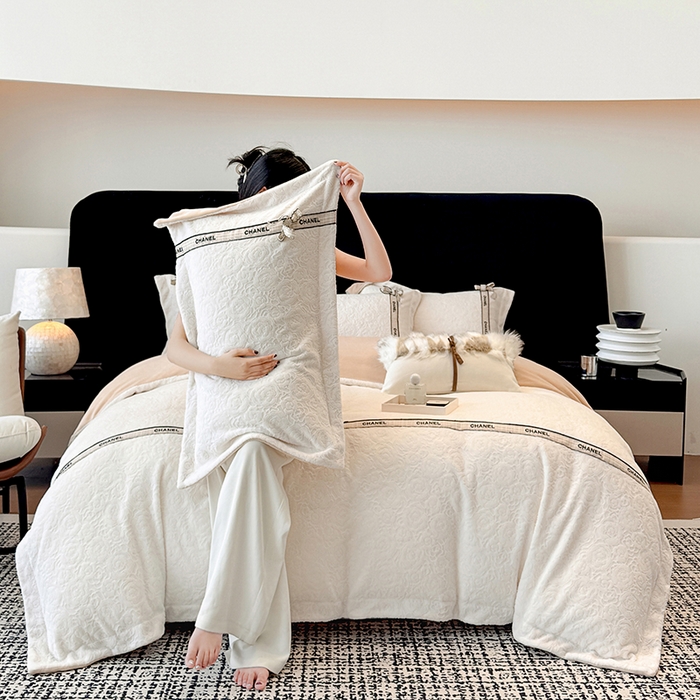 91家纺网 家纺一手货源 找家纺 金喜 2025新款230克全消光雕花绒四件套牛奶绒四件套-山茶花影 山茶花影-月绒白