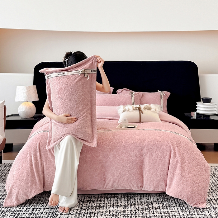 91家纺网 家纺一手货源 找家纺 金喜 2025新款230克全消光雕花绒四件套牛奶绒四件套-山茶花影 山茶花影-珊瑚粉