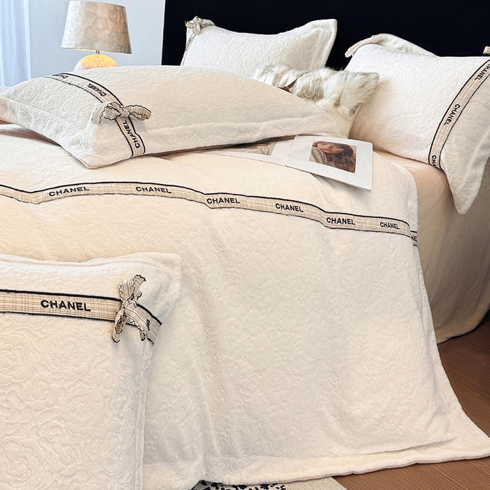 91家纺网 家纺一手货源 找家纺 （总）金喜 2025新款230克全消光雕花绒四件套牛奶绒四件套-山茶花影