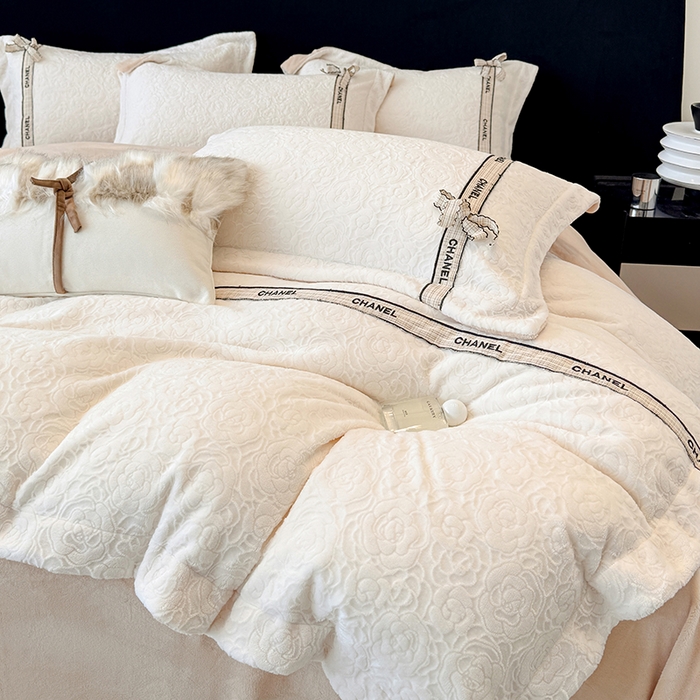 91家纺网 家纺一手货源 找家纺 （总）金喜 2025新款230克全消光雕花绒四件套牛奶绒四件套-山茶花影