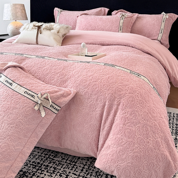 91家纺网 家纺一手货源 找家纺 金喜 2025新款230克全消光雕花绒四件套牛奶绒四件套-山茶花影 山茶花影-珊瑚粉