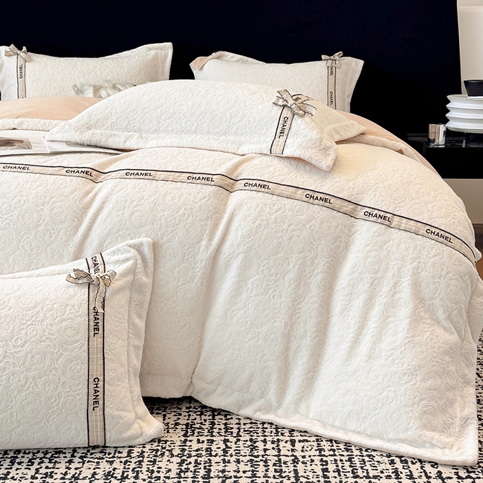 91家纺网 家纺一手货源 找家纺 金喜 2025新款230克全消光雕花绒四件套牛奶绒四件套-山茶花影 山茶花影-月绒白
