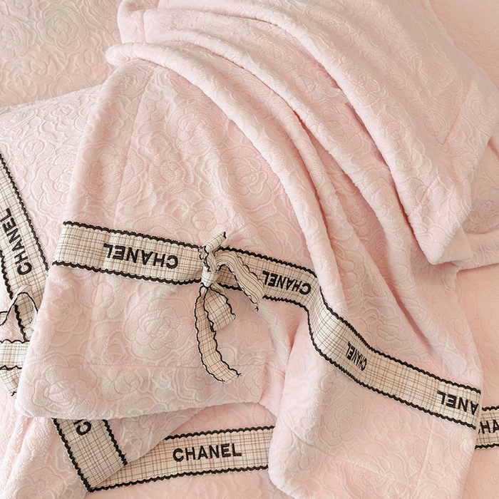 91家纺网 家纺一手货源 找家纺 金喜 2025新款230克全消光雕花绒四件套牛奶绒四件套-山茶花影 山茶花影-奶杏粉