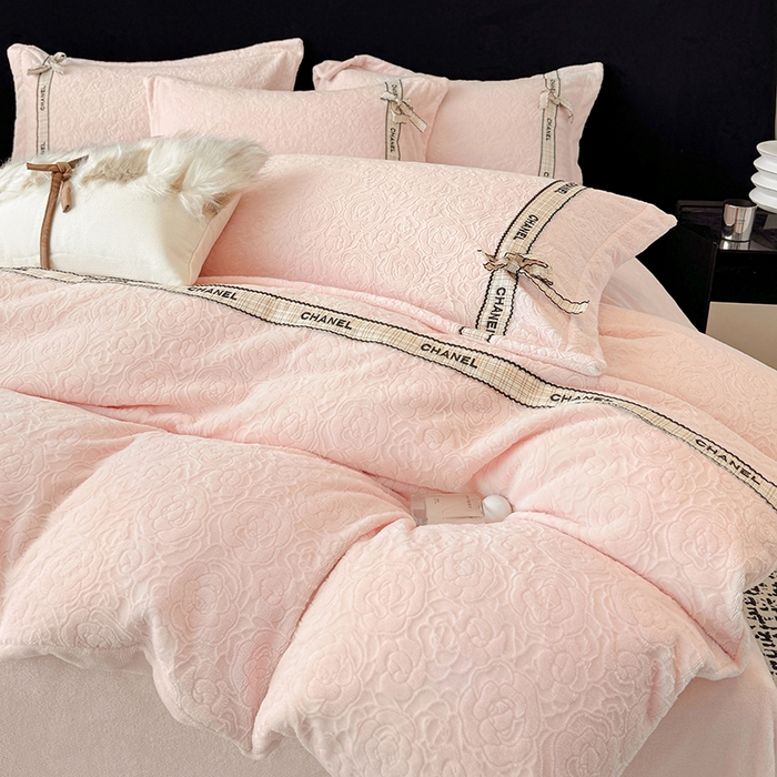 91家纺网 家纺一手货源 找家纺 金喜 2025新款230克全消光雕花绒四件套牛奶绒四件套-山茶花影 山茶花影-奶杏粉