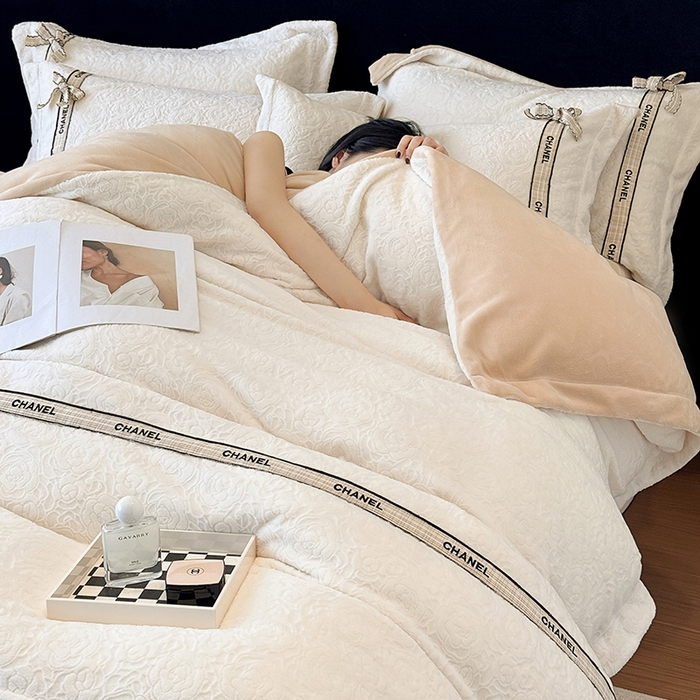 91家纺网 家纺一手货源 找家纺 金喜 2025新款230克全消光雕花绒四件套牛奶绒四件套-山茶花影 山茶花影-月绒白