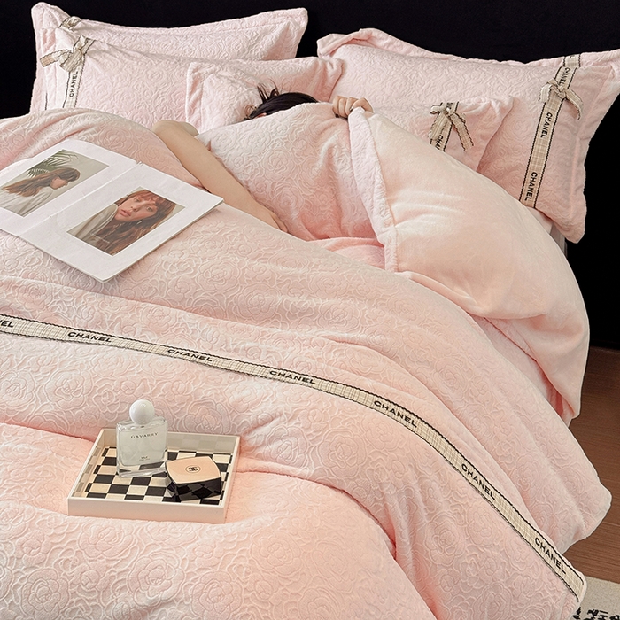 91家纺网 家纺一手货源 找家纺 金喜 2025新款230克全消光雕花绒四件套牛奶绒四件套-山茶花影 山茶花影-奶杏粉