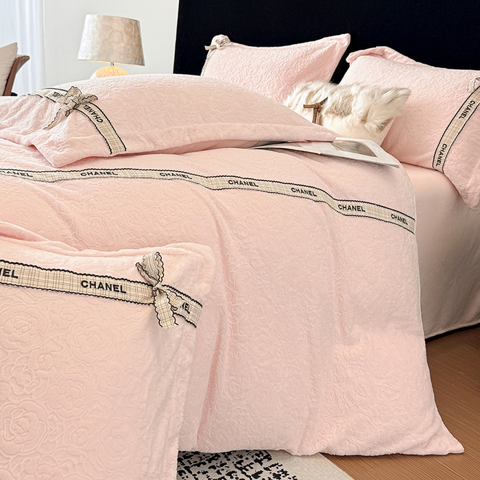 91家纺网 家纺一手货源 找家纺 金喜 2025新款230克全消光雕花绒四件套牛奶绒四件套-山茶花影 山茶花影-奶杏粉