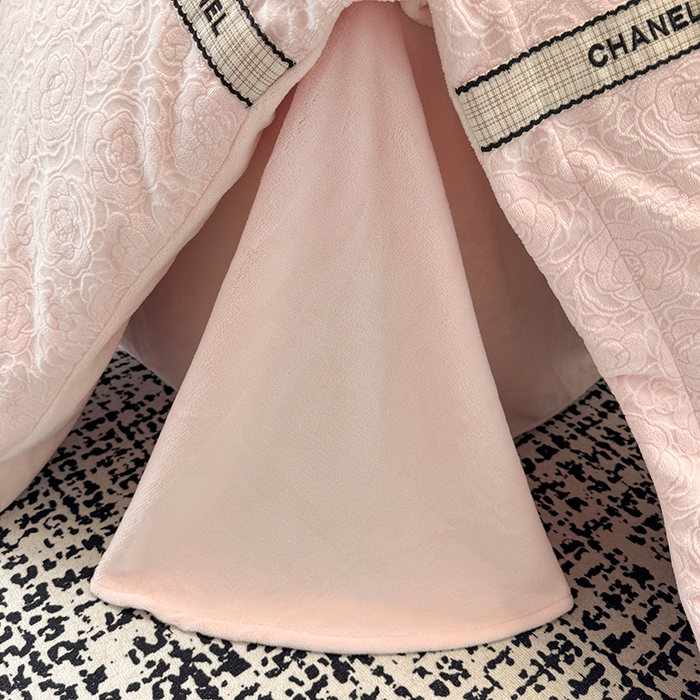 91家纺网 家纺一手货源 找家纺 金喜 2025新款230克全消光雕花绒四件套牛奶绒四件套-山茶花影 山茶花影-奶杏粉