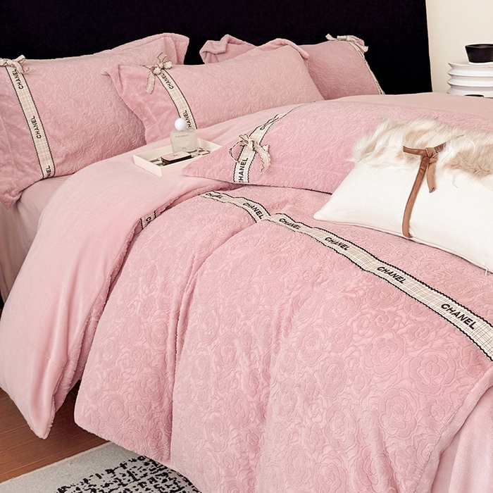 91家纺网 家纺一手货源 找家纺 金喜 2025新款230克全消光雕花绒四件套牛奶绒四件套-山茶花影 山茶花影-珊瑚粉
